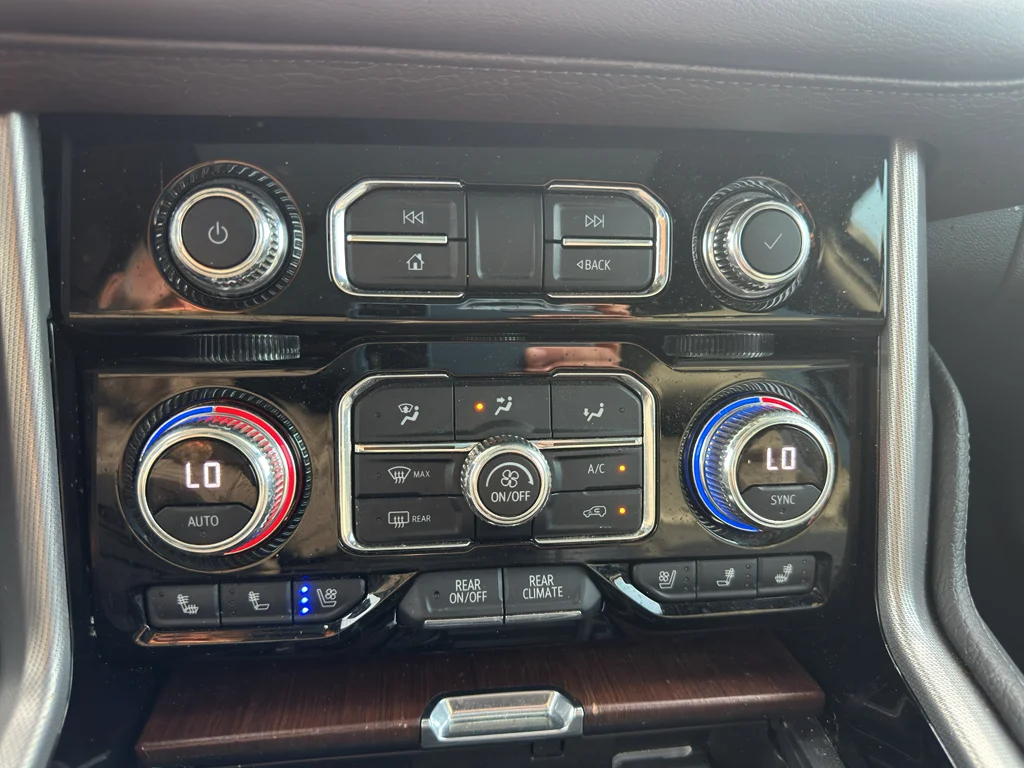 Used 2021 White Frost Tricoat GMC Denali image 15