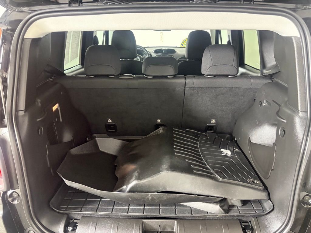 Used 2022 Black Jeep Latitude image 20