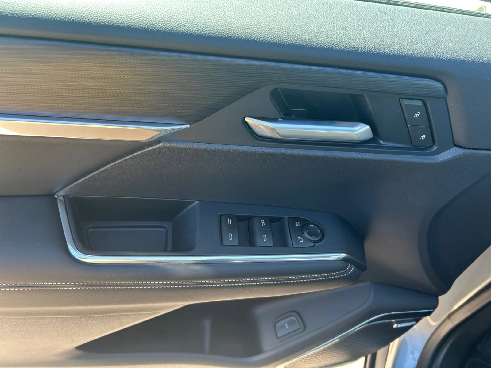 New 2026 Sterling Metallic GMC Elevation AWD image 17