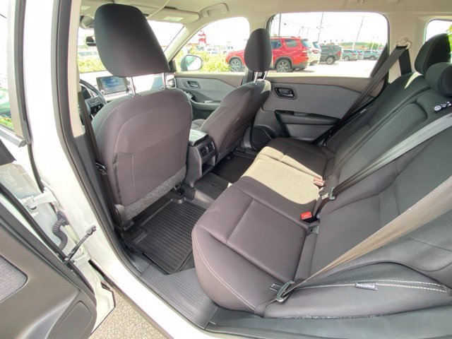 Used 2023 Glacier White Nissan S image 22