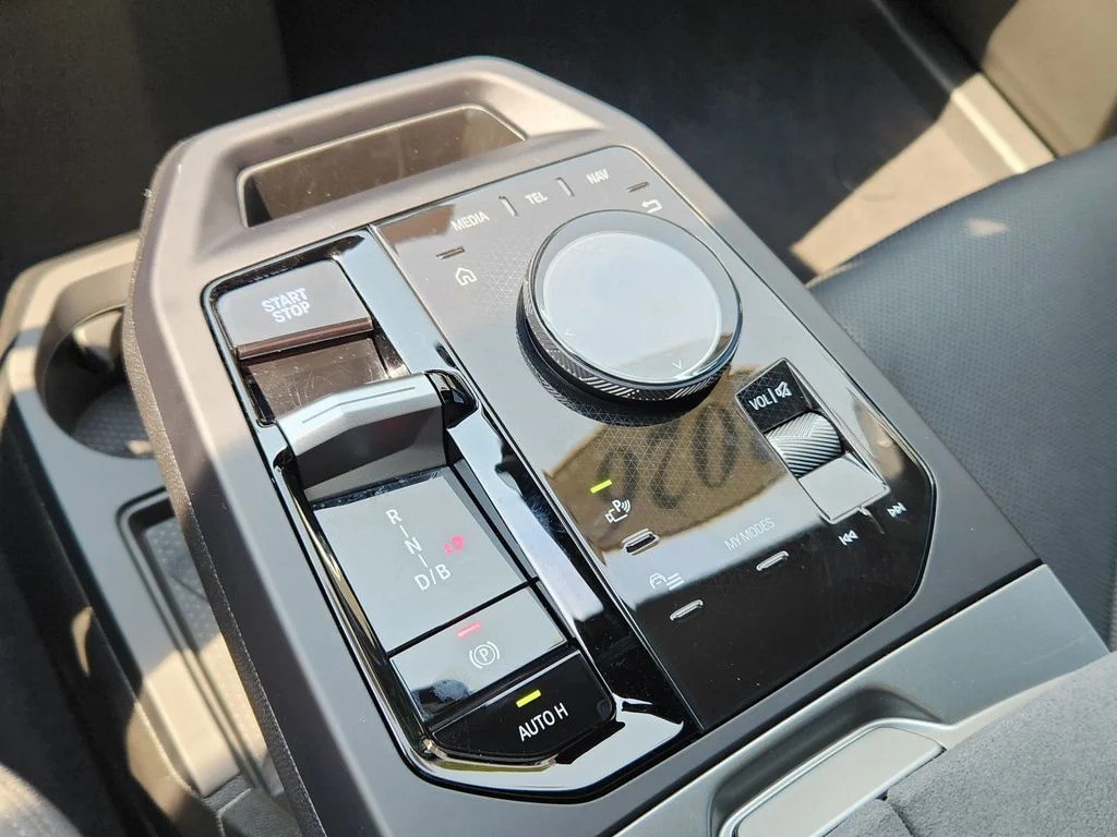Used 2026 White Metallic BMW xDrive60 image 29