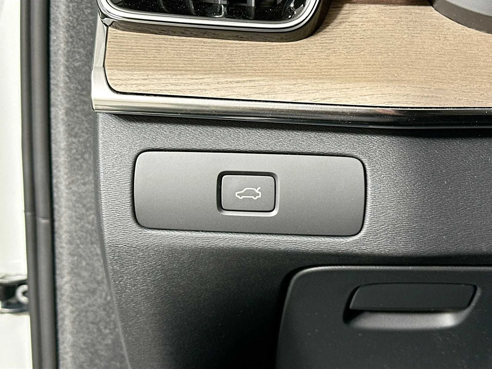 Used 2025 Crystal White Volvo Plus image 10