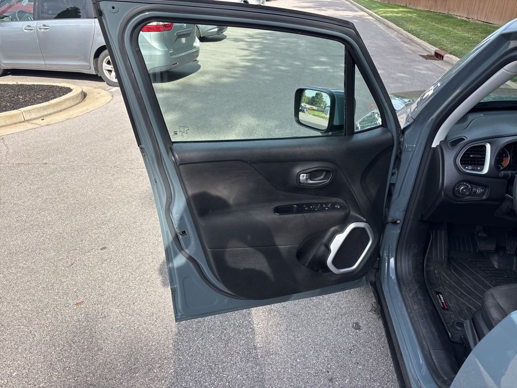 Certified Used 2018 Gray Jeep Latitude image 22