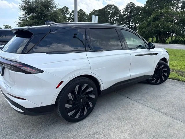 Used 2024 White Lincoln Reserve image 4