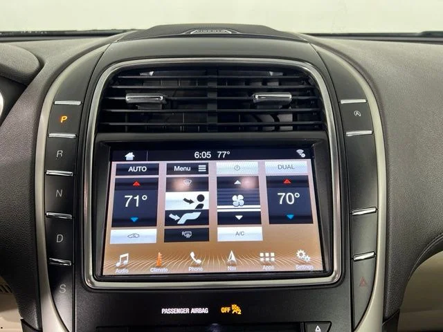 Used 2019 Brown Lincoln Select image 20