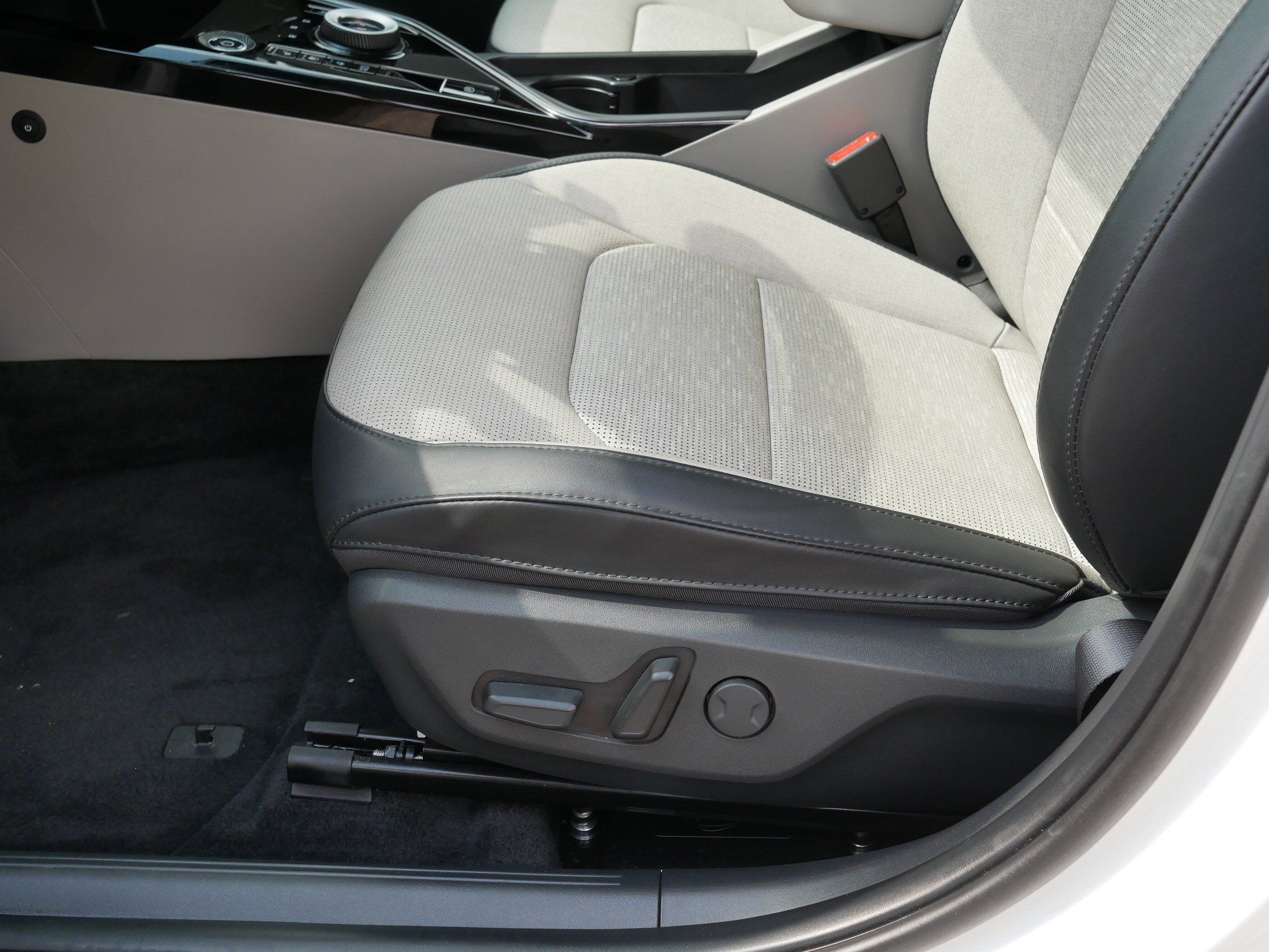 Certified Used 2024 Snow White Pearl Kia Wave image 20