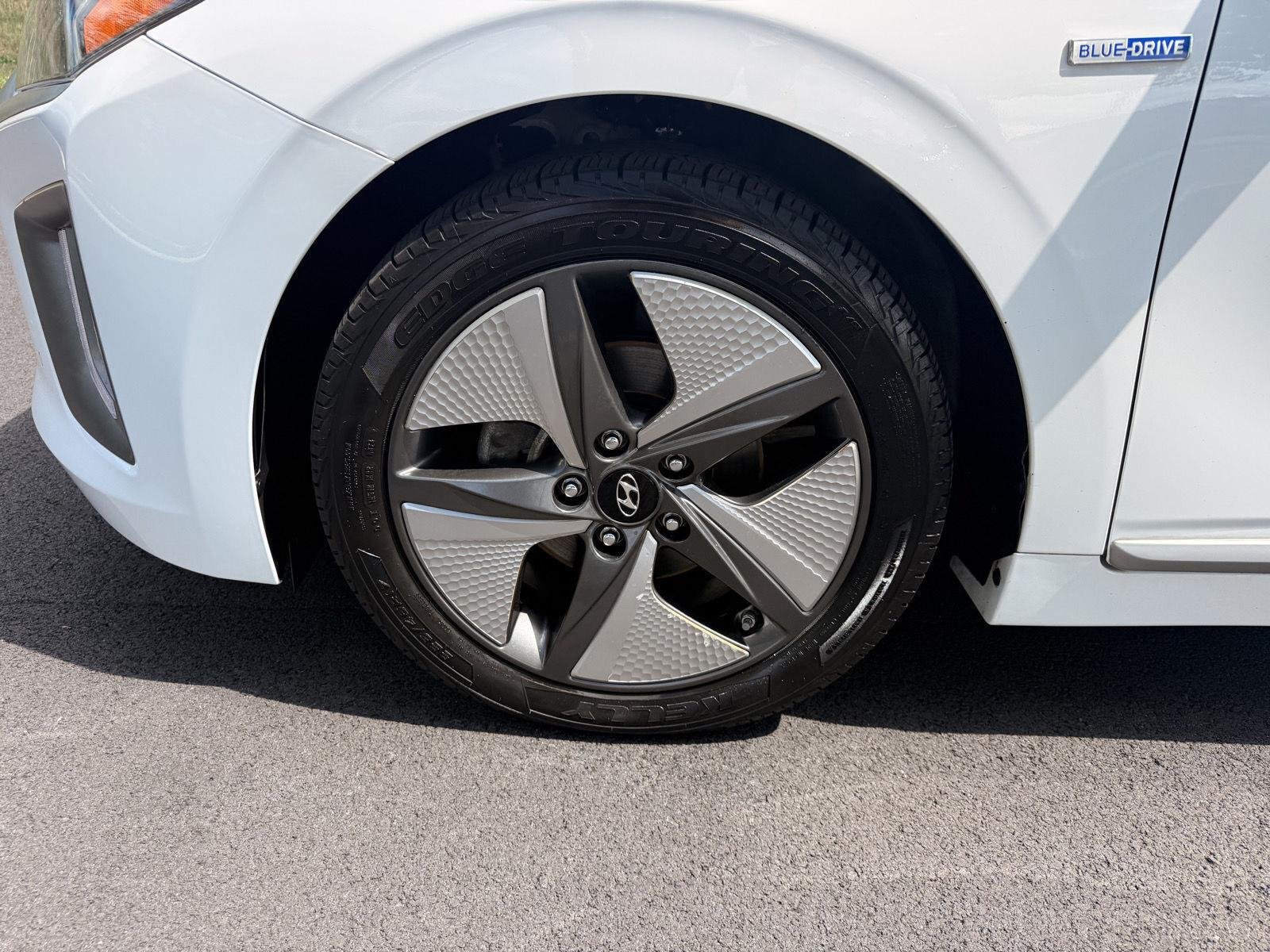 Used 2020 Ceramic White Hyundai Limited image 9
