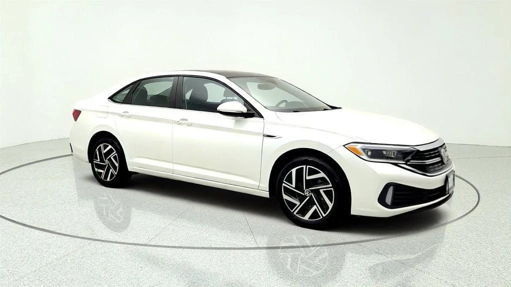 Used 2023 Opal White Pearl Volkswagen SEL Automatic image 3