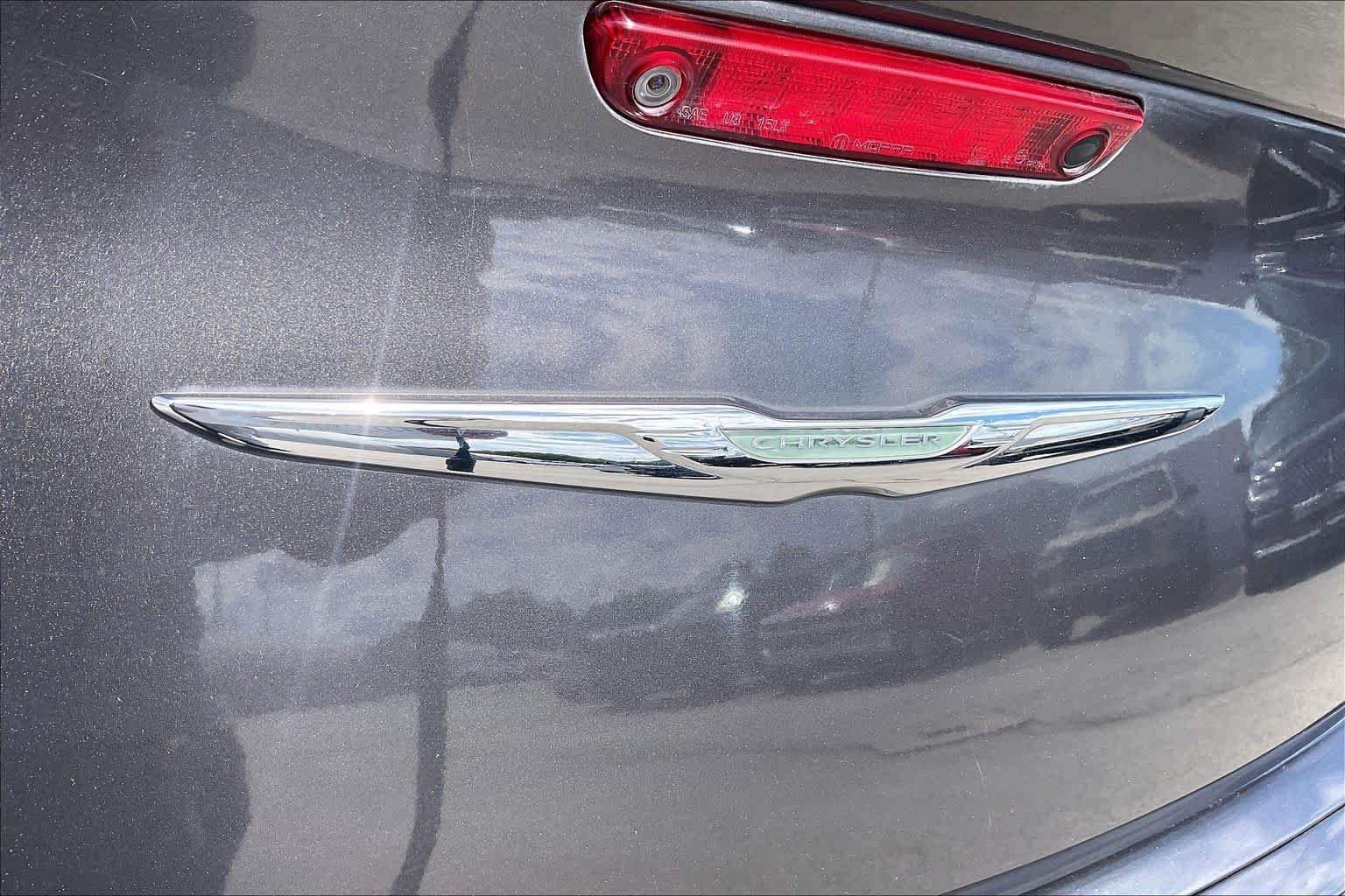Used 2017 Granite Crystal Metallic Clearcoat Chrysler 300S image 30