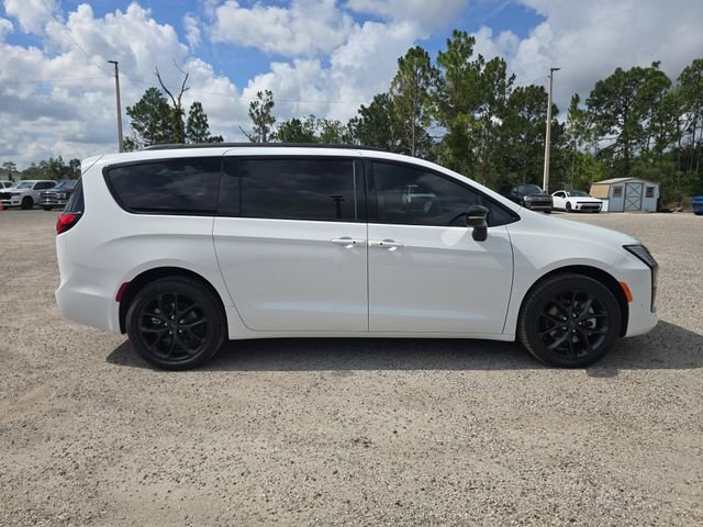New 2027 Bright White Clear-Coat Exterior Paint Chrysler Limited image 3