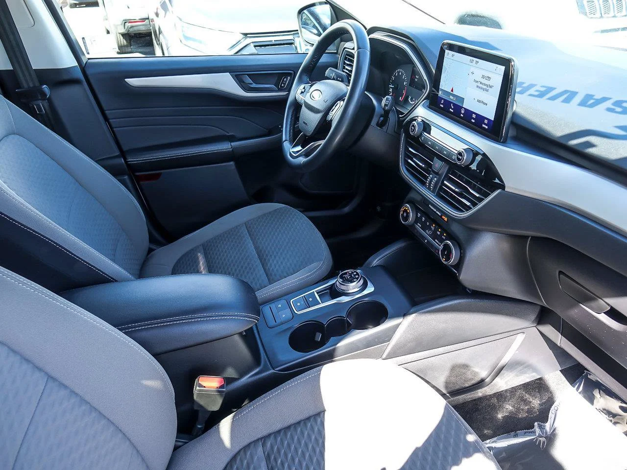 Used 2022 White Metallic Ford SE image 32