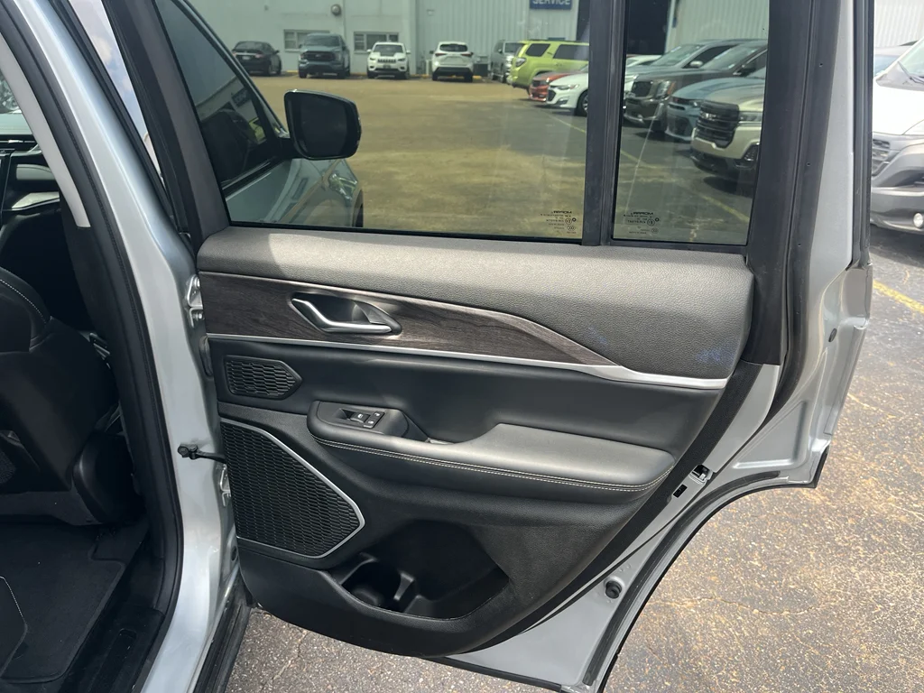 Used 2023 Silver Zynith Jeep 4xe image 26
