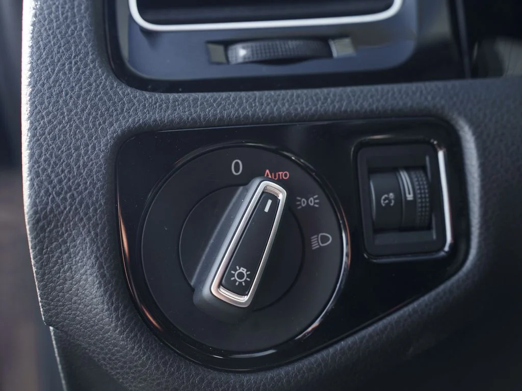 Used 2017  Volkswagen Base image 28
