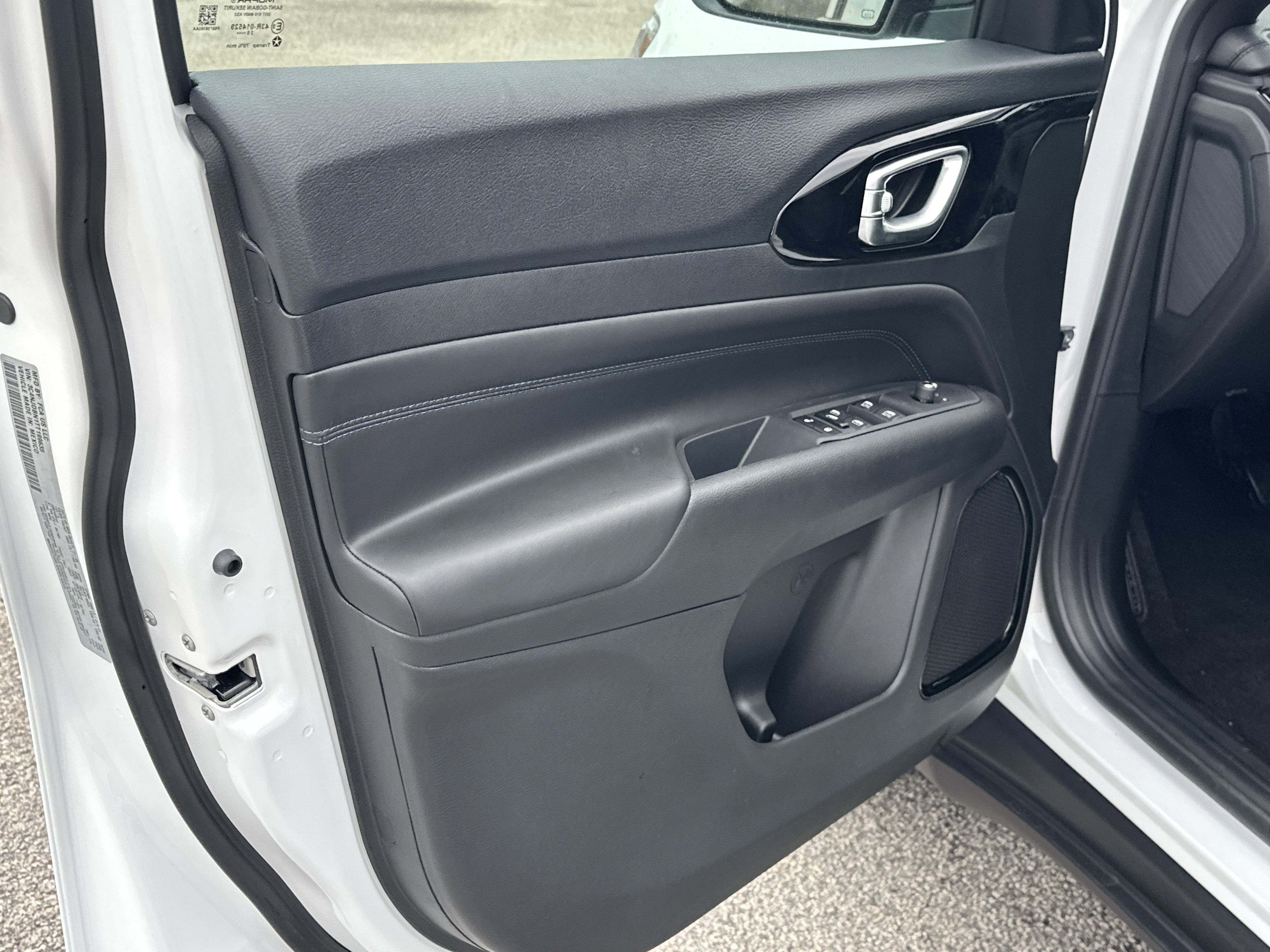 New 2026 Bright White Clear-Coat Exterior Paint Jeep Latitude Altitude image 15