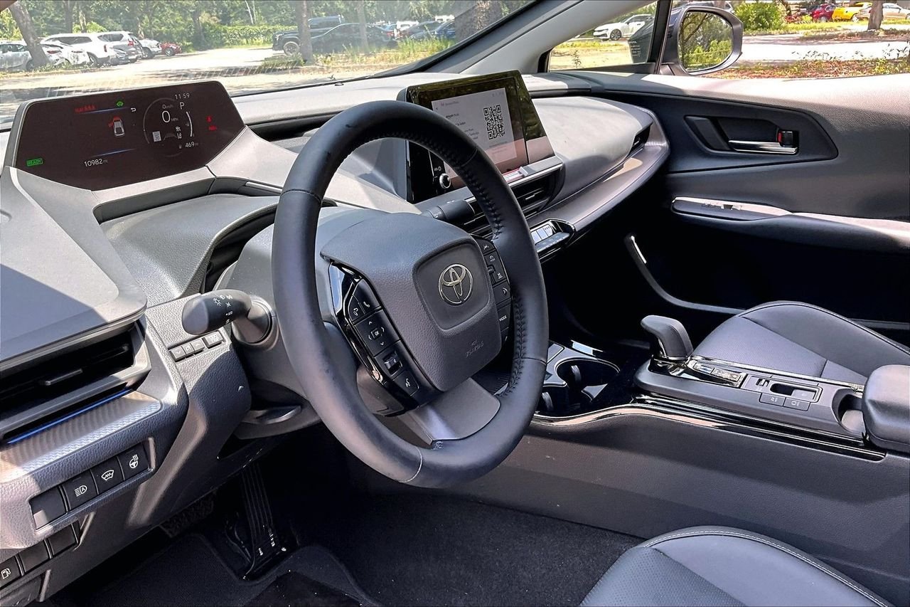 Used 2025  Toyota XLE image 14