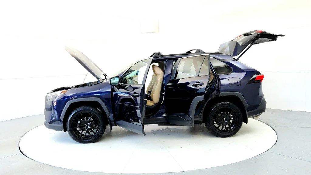 Used 2025 Blue Toyota XLE Premium image 10