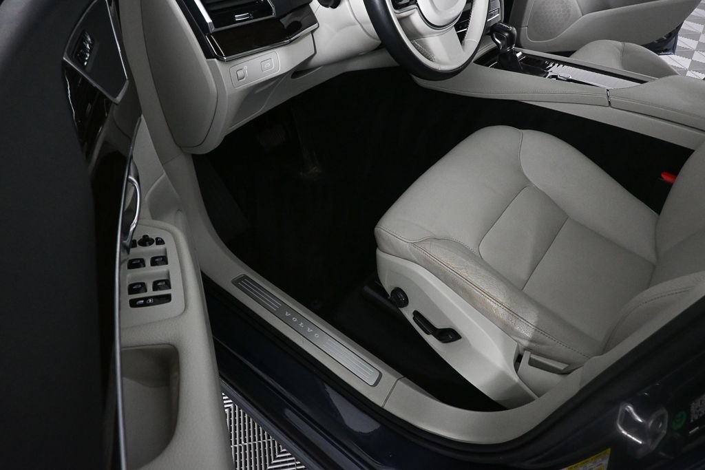 Used 2018 Blue Volvo T6 Momentum image 7