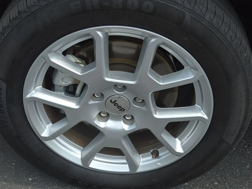 Used 2023 Red Jeep Latitude image 44