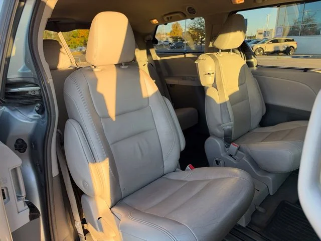 Used 2018 Silver Toyota XLE image 18