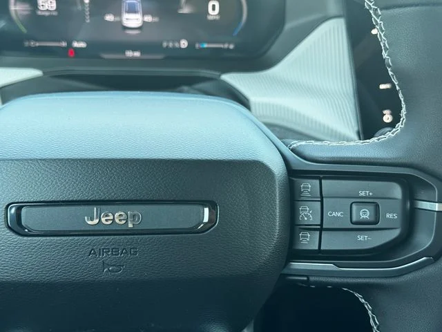 New 2026 Diamond Black Crystal Pearl-Coat Exterior Paint Jeep Laredo image 25