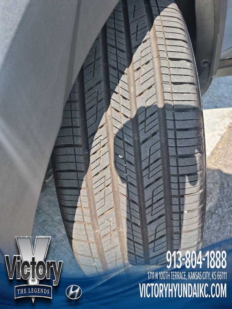 Used 2025 Green Hyundai SE image 27