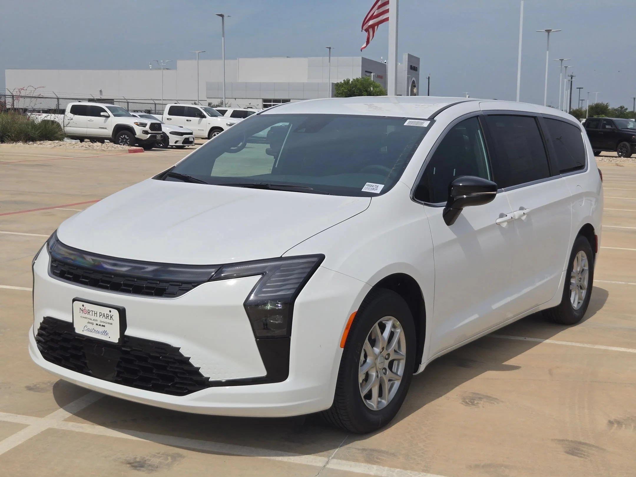 New 2027 Bright White Clear-Coat Exterior Paint Chrysler Select image 7