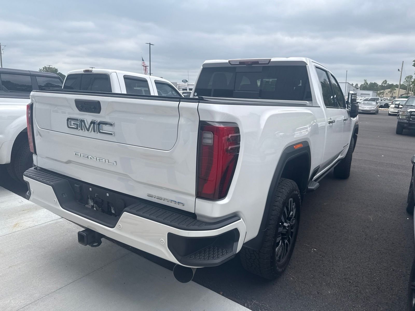 Used 2025 White GMC Denali Ultimate image 6