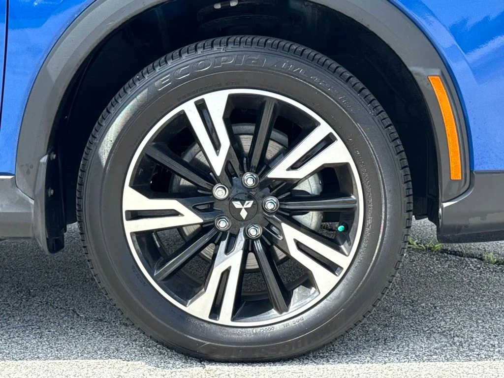 Used 2024 Blue Mitsubishi SE image 12