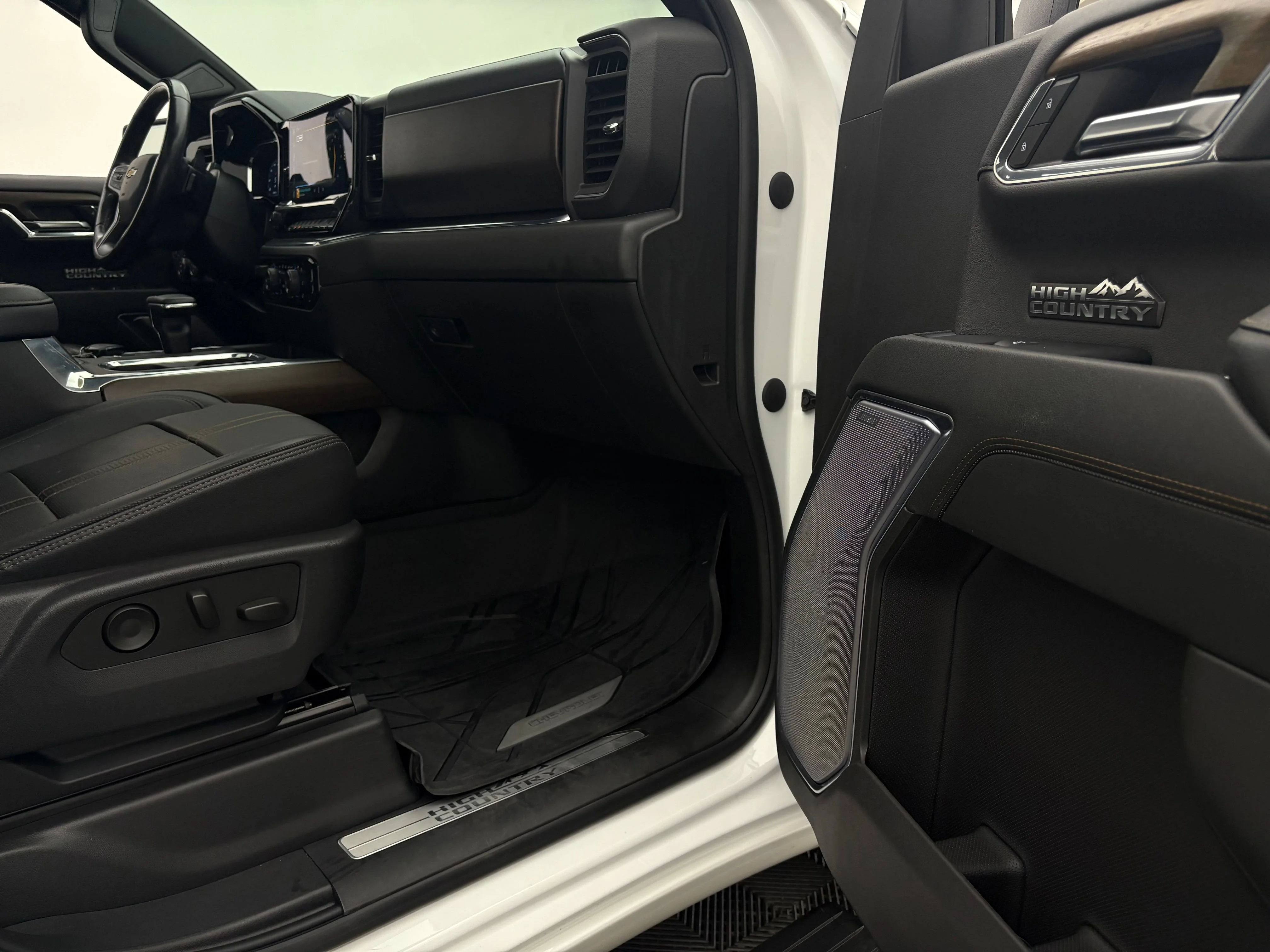 Used 2023 IRIDESCENT PEARL TRICOAT Chevrolet High Country image 38
