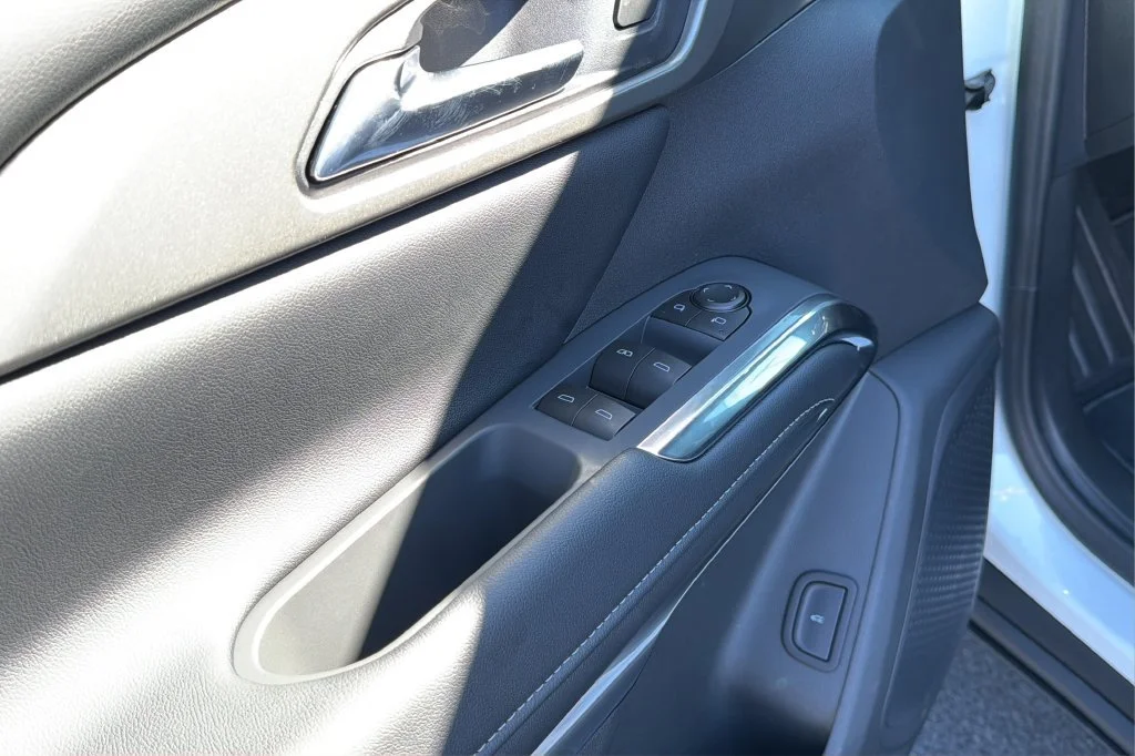 New 2027 Summit White Chevrolet LT image 16