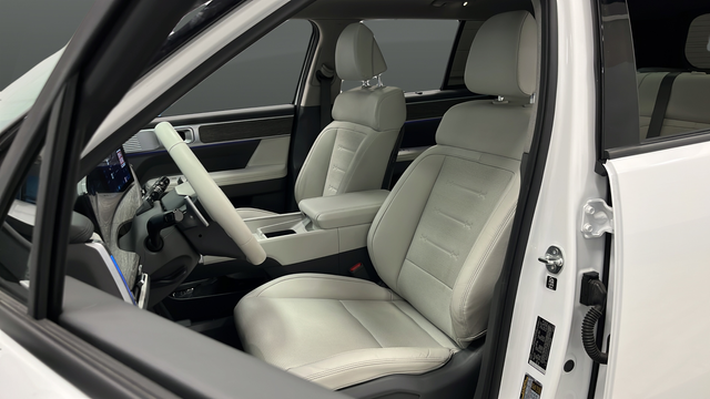 Used 2025 Serenity White Hyundai Limited image 9