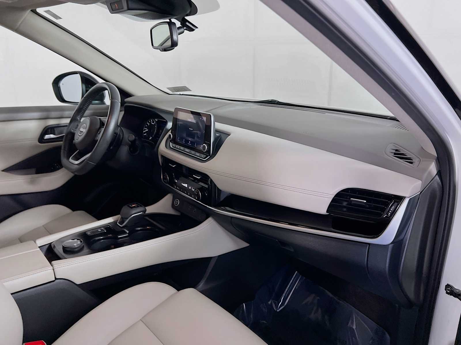 Used 2023 Pearl White Tricoat/Super Black Nissan SL image 30