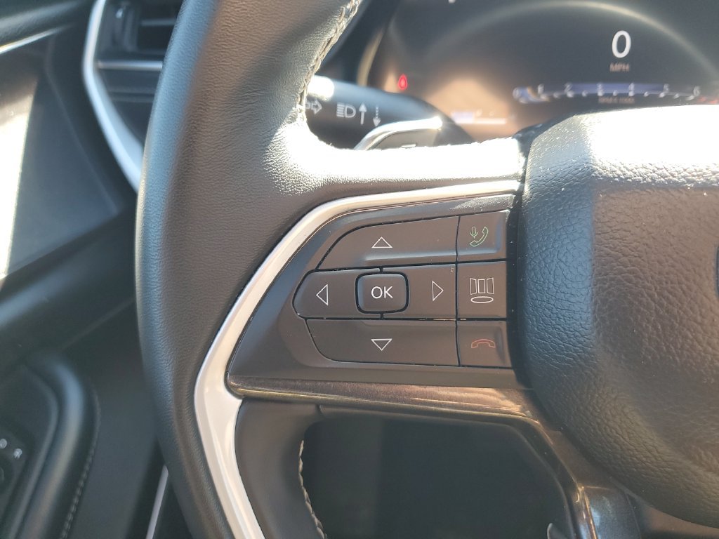 Used 2022 White Jeep Altitude image 19
