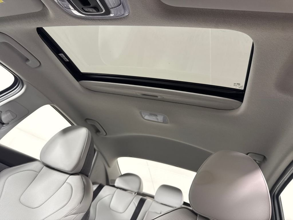 2025 Hyundai Elantra Limited - Photo 22