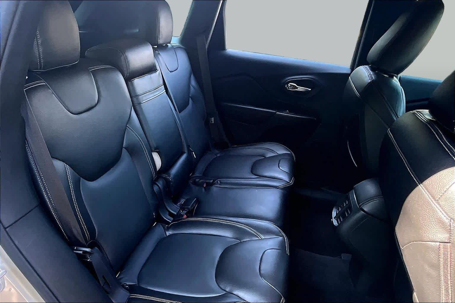 Used 2015 Cashmere Pearlcoat Jeep Sport image 21
