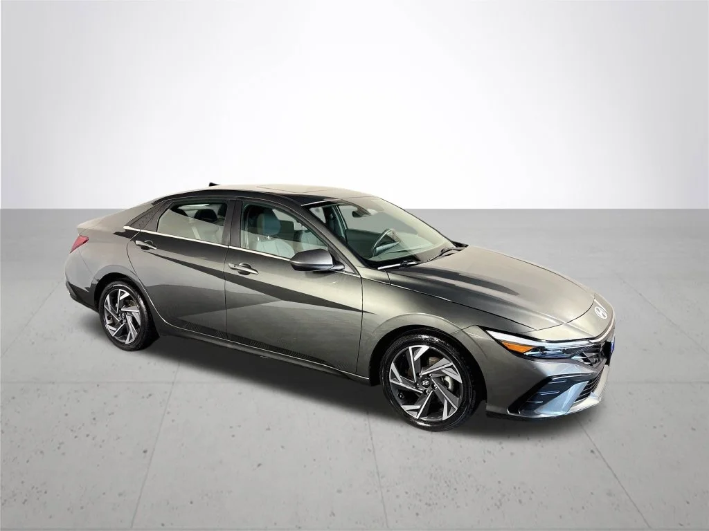 Used 2025 Gray Hyundai SEL Convenience image 4