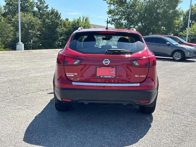 Used 2017 Red Nissan SL image 6