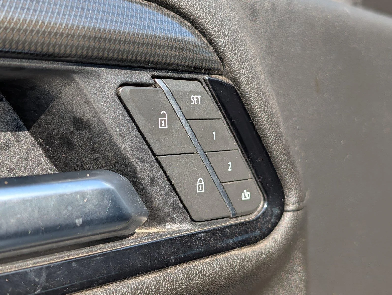 Used 2025 Summit White GMC AT4 image 18