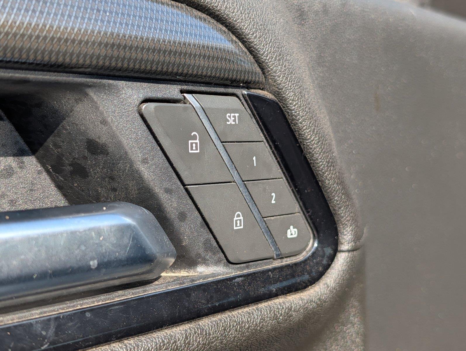 Used 2025 Summit White GMC AT4 image 18
