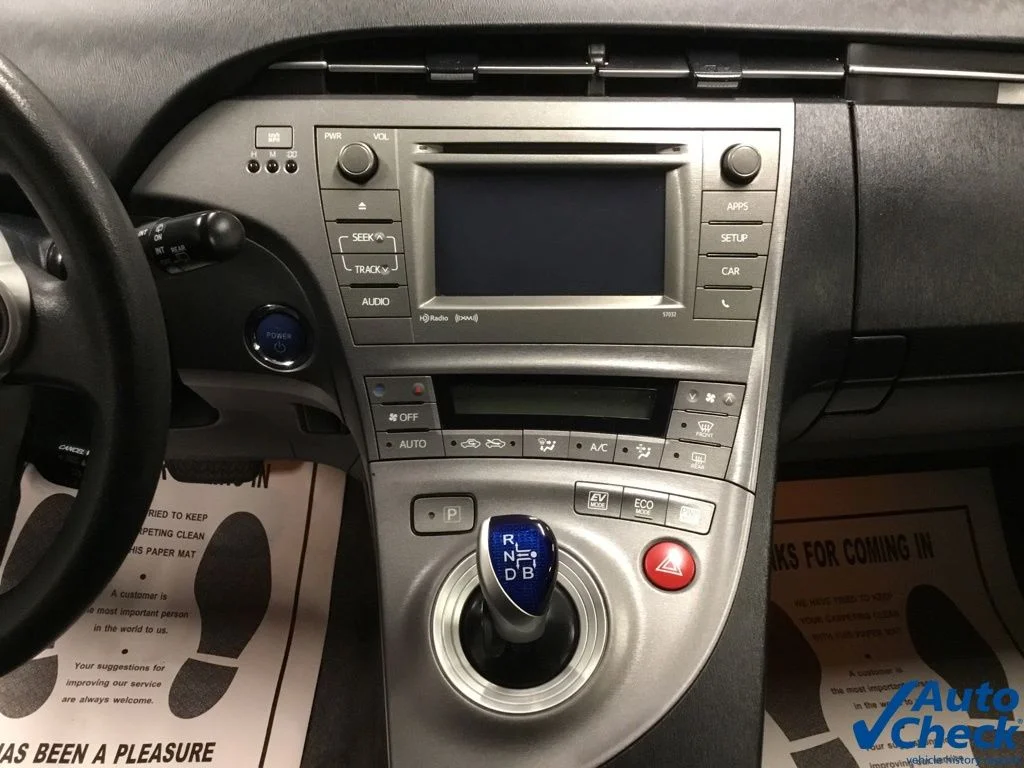 Used 2015 Silver Toyota Three image 51