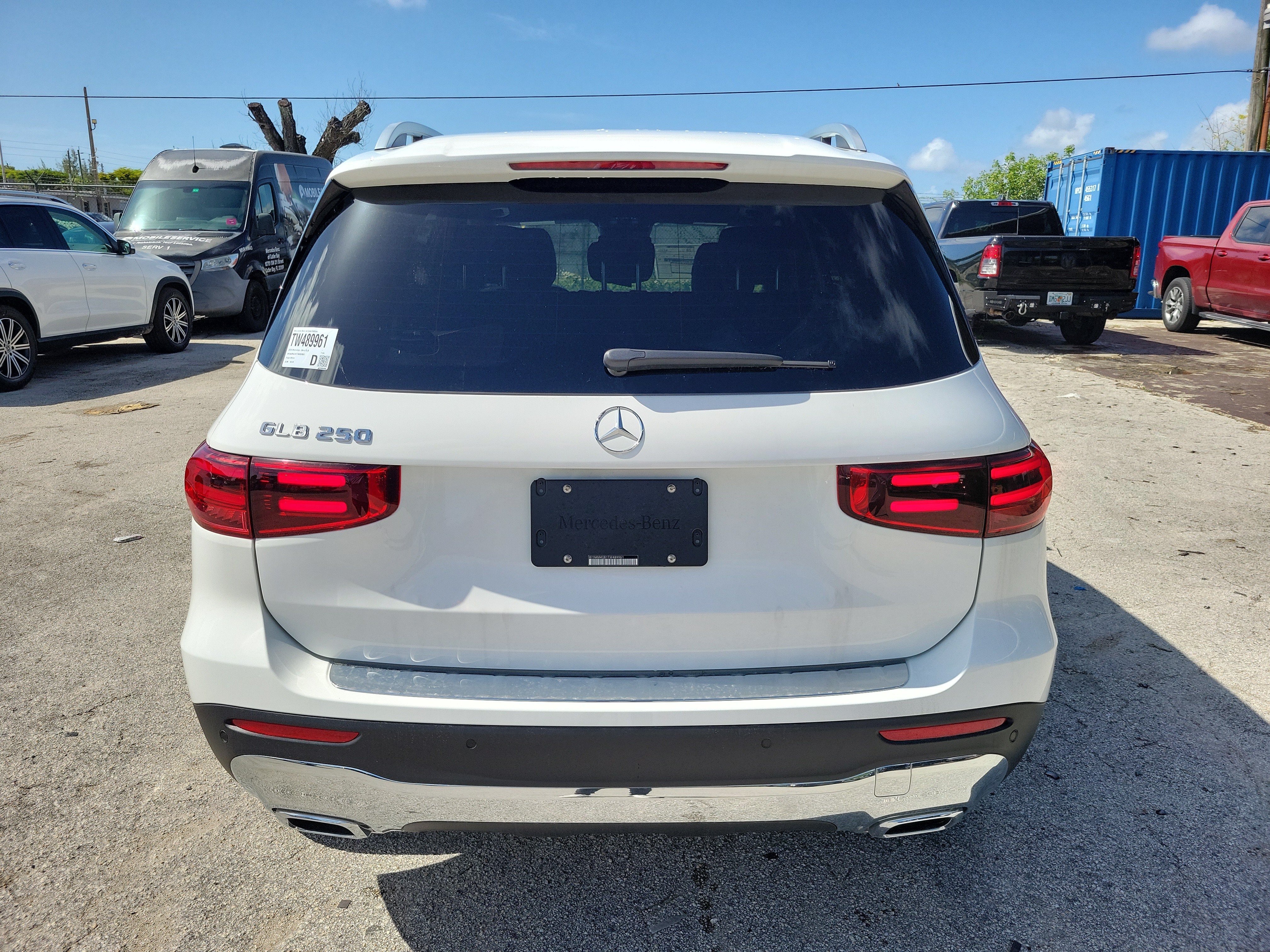 New 2026 Polar White Mercedes-Benz GLB 250 image 35