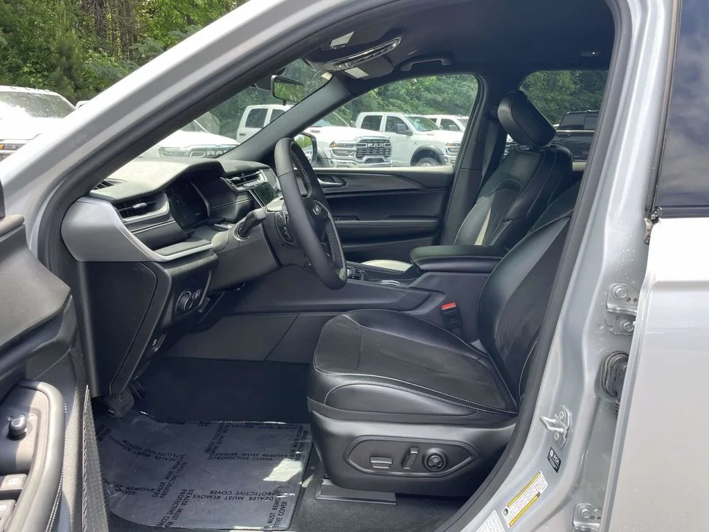 Used 2025 Silver Jeep Altitude image 26