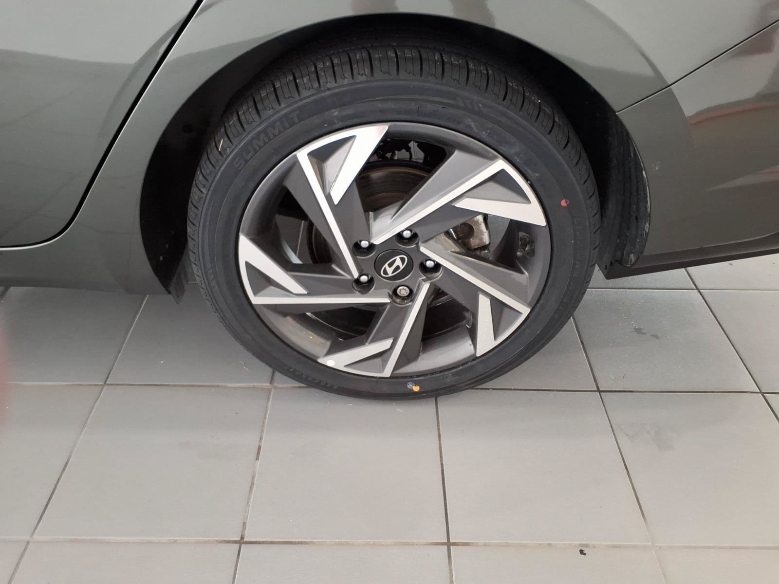 Certified Used 2024 Amazon Gray Hyundai SEL image 17