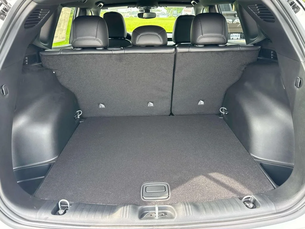 New 2026 White Jeep Latitude image 21