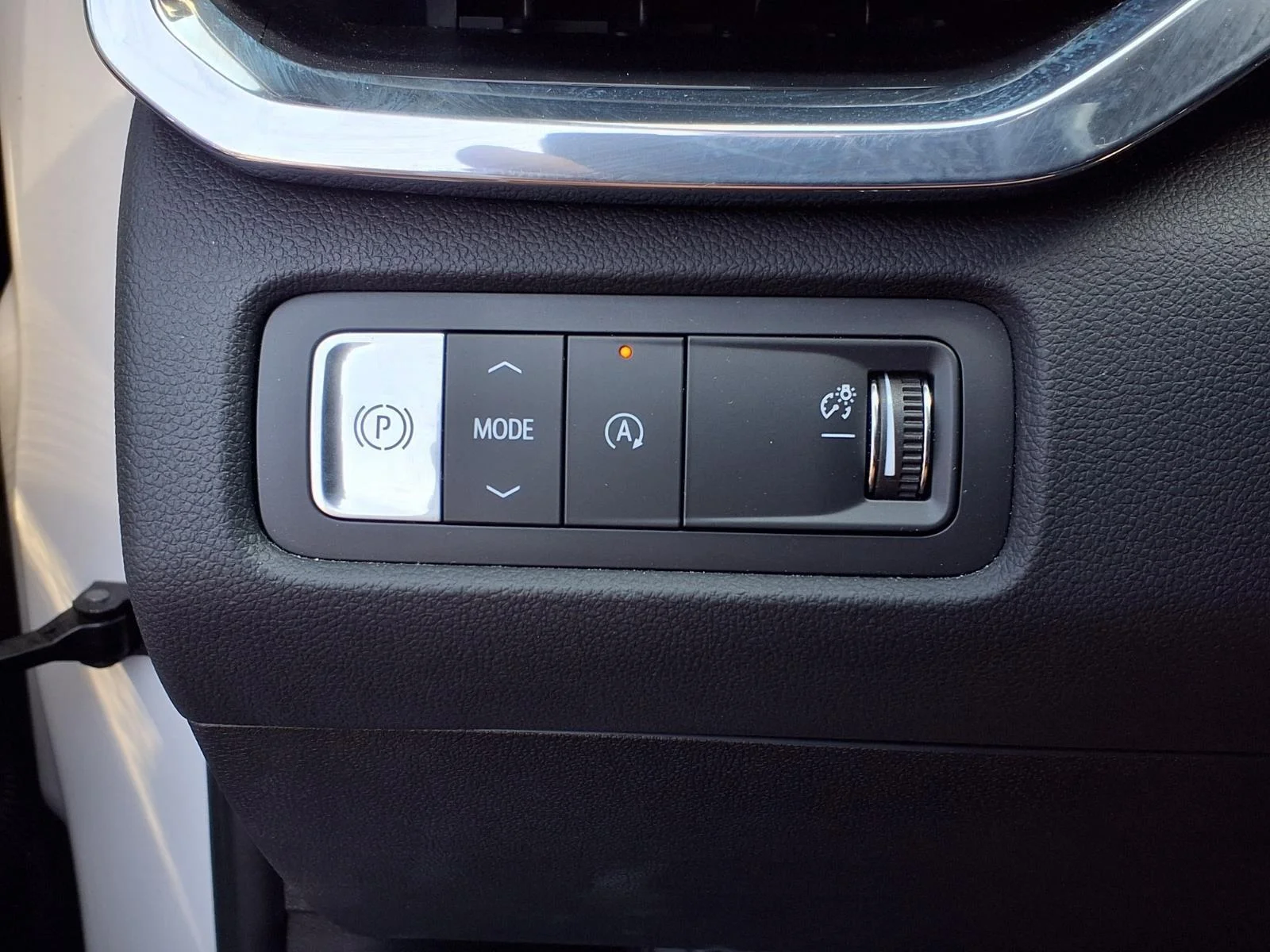 Used 2024 White Frost Tricoat GMC FWD Denali image 11