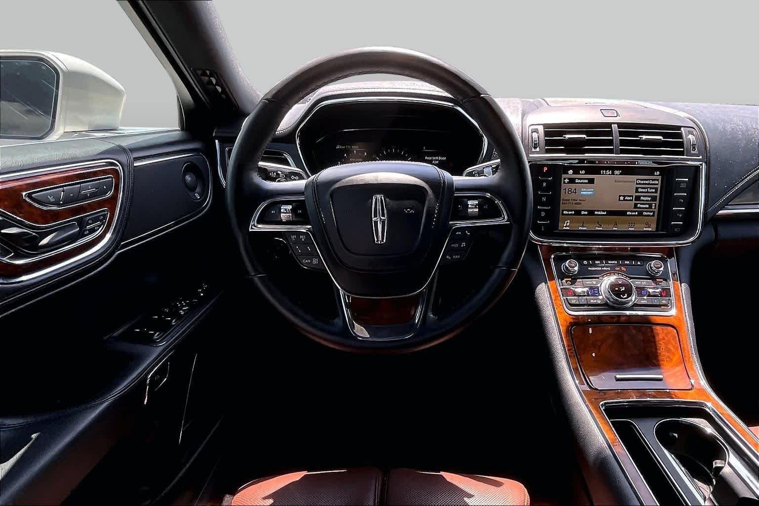 Used 2018 White Platinum Tri-Coat Lincoln Reserve image 6