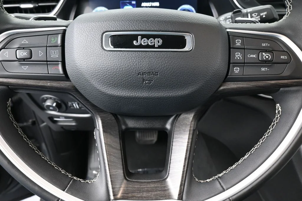 Used 2023 Baltic Gray Metallic Clearcoat Jeep Limited image 31