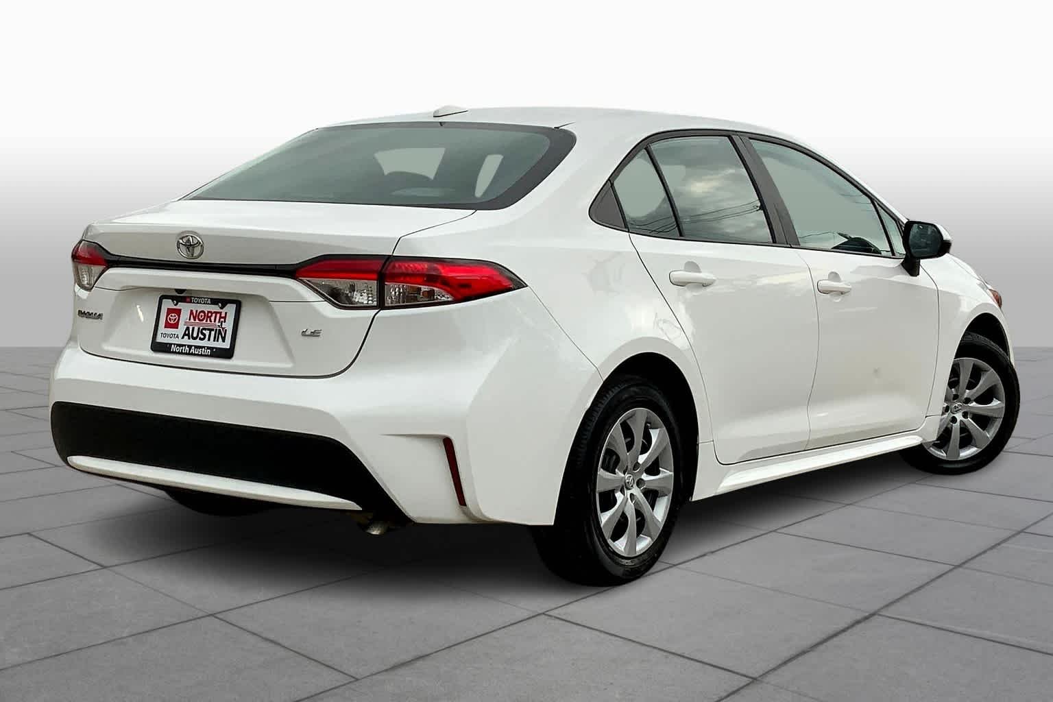 Used 2022 White Toyota LE image 13