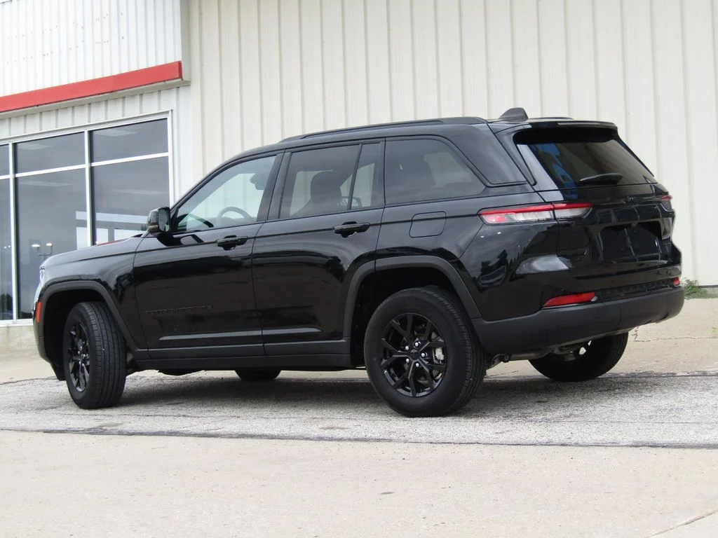 Used 2025 Diamond Black Jeep Altitude image 10