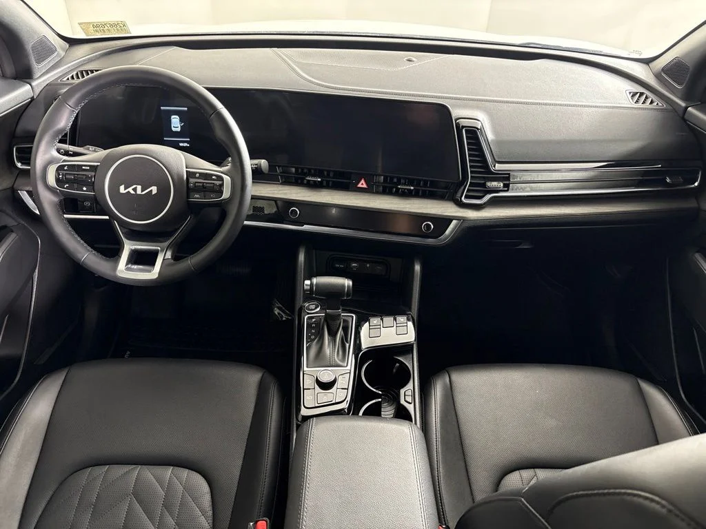Used 2025 White Kia X-Line image 12